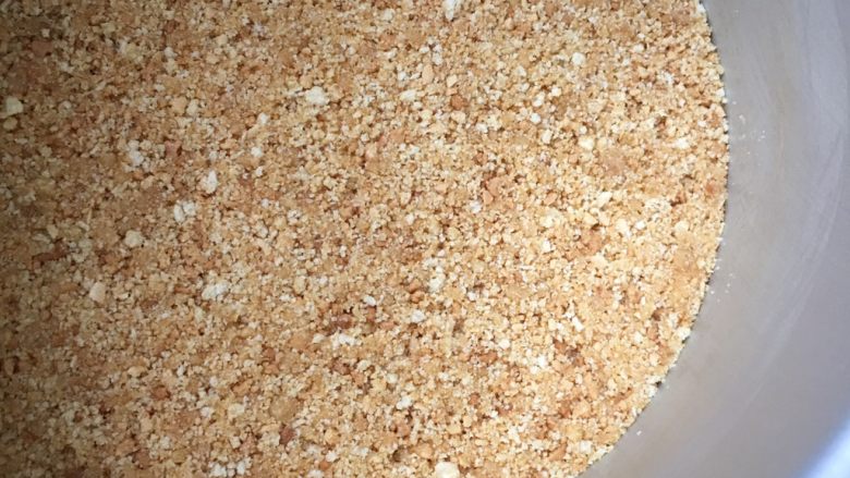 抹茶芝士慕斯蛋糕,铺入模具底部,铺平压实(模具要选用活底),入冰箱冷藏