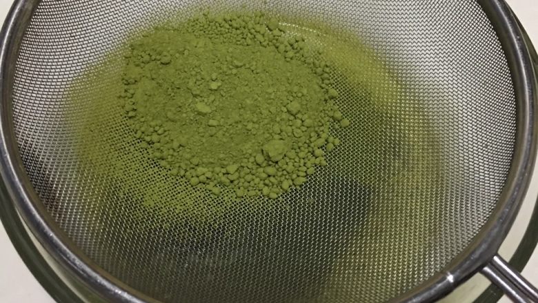 抹茶芝士慕斯蛋糕,把抹茶粉过筛到牛奶里,搅拌均匀