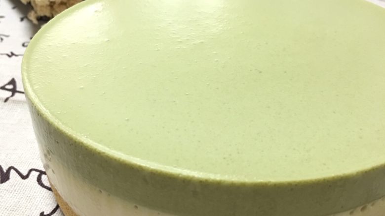 抹茶芝士慕斯蛋糕,用吹风机在模具四周吹几圈,即可轻松脱膜