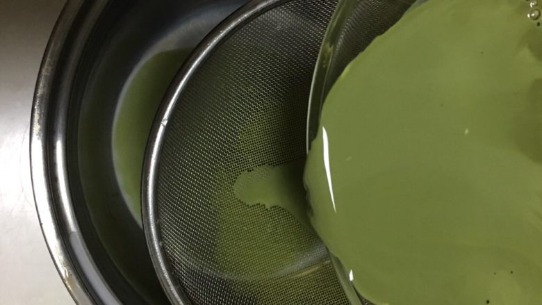 抹茶芝士慕斯蛋糕,再把抹茶牛奶过筛至奶锅中加热,趁热加入软化的吉利丁片,融化搅拌均匀