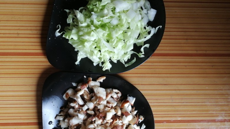 猪肉香菇青菜粥,注备好材料，<a style='color:red;display:inline-block;' href='/shicai/ 414'>猪肉</a>剁碎，<a style='color:red;display:inline-block;' href='/shicai/ 80608'>水白菜</a>，<a style='color:red;display:inline-block;' href='/shicai/ 230'>香菇</a>切碎；<a style='color:red;display:inline-block;' href='/shicai/ 37'>姜</a>切片