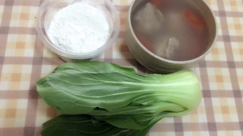 胡萝卜莲藕排骨疙瘩面 宝宝辅食10M+,准备好原材料