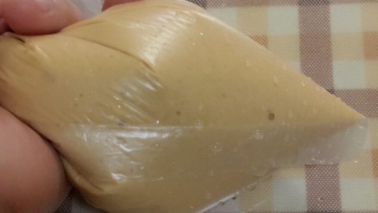 胡萝卜莲藕排骨疙瘩面 宝宝辅食10M+,在袋底部剪一个小口,粗细自己定哦