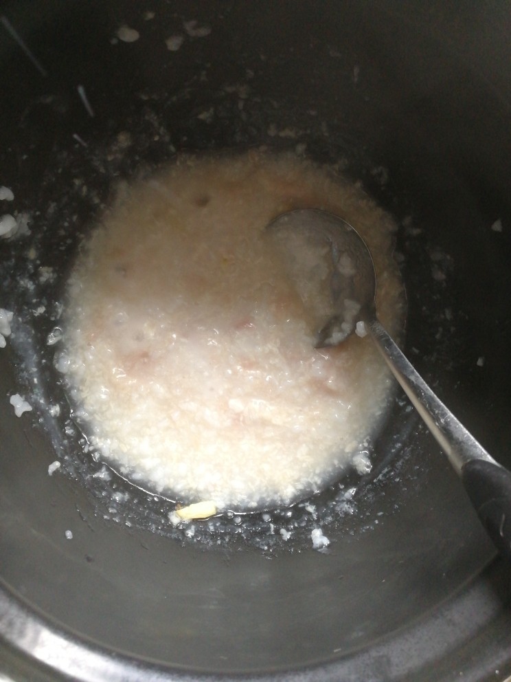 猪肉香菇青菜粥,猪肉，加姜，煮至1分钟