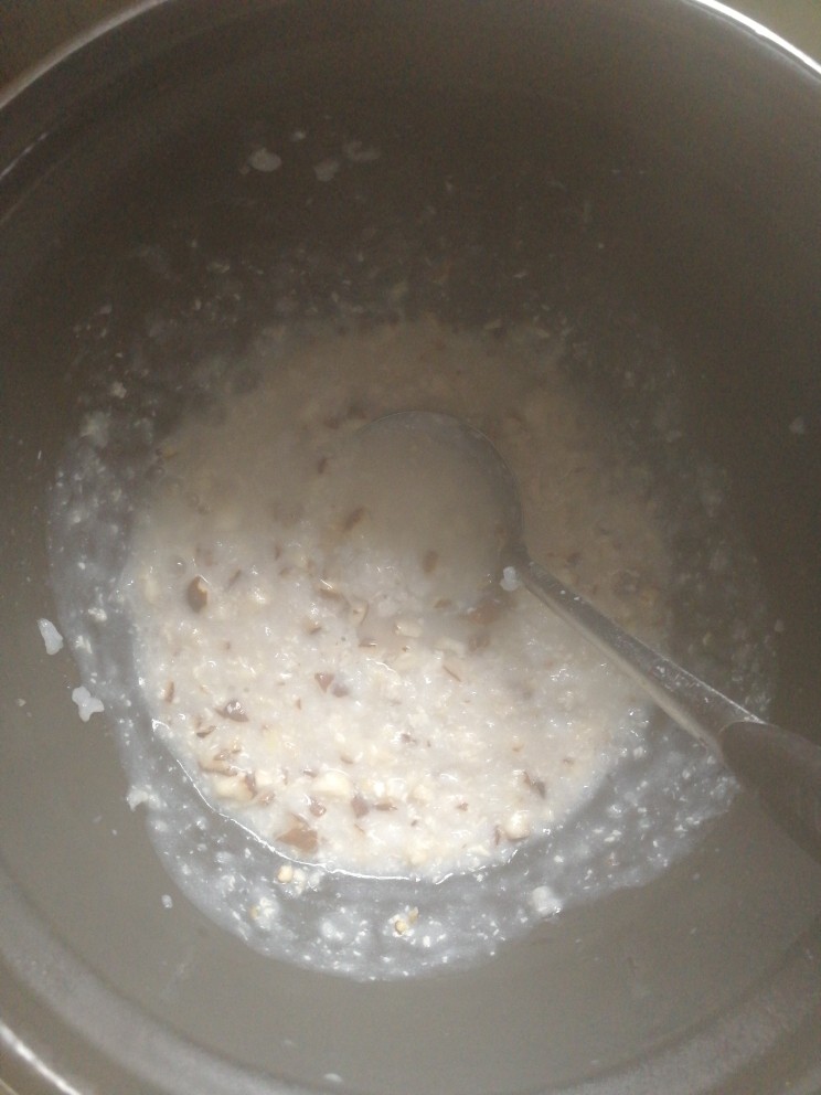 猪肉香菇青菜粥,加香菇煮一分钟