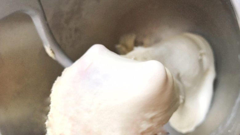 一次性发酵葡萄干椰子油白吐司,利用厨师机,搅拌至扩展阶段,先加油,再加盐,揉至完全阶段,图中这个状态就可以加葡萄干了