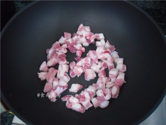 五花肉虾米萝卜焖饭,烧热锅,倒入<a style='color:red;display:inline-block;' href='/shicai/ 428'>五花肉</a>煸炒出油脂