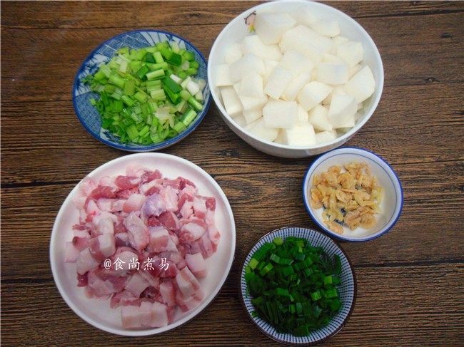 五花肉虾米萝卜焖饭,所有配菜洗净切粒,萝卜要记得去皮