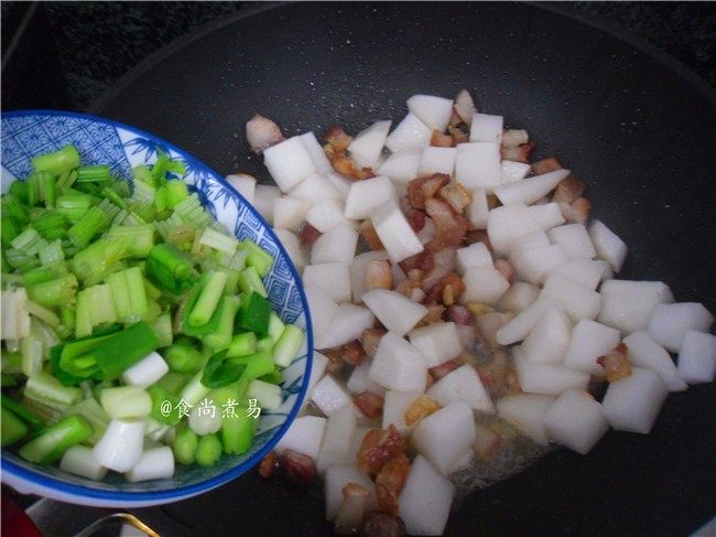 五花肉虾米萝卜焖饭,加上<a style='color:red;display:inline-block;' href='/shicai/ 125'>芹菜</a>和蒜梗部分,蒜叶留到米饭熟透时加入