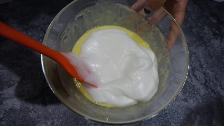 奶牛蛋糕卷(后蛋法),将三分之一的蛋白加入蛋黄糊中翻拌均匀
