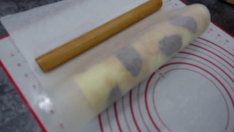 奶牛蛋糕卷(后蛋法),温热不烫手的时候可以先把蛋糕卷起来定型