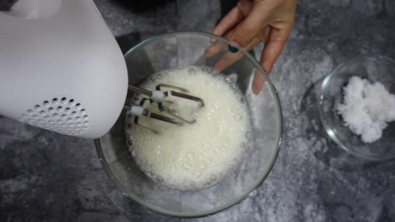 奶牛蛋糕卷(后蛋法),打发蛋白,蛋白加入几滴柠檬汁(或者白醋),打发至提起打蛋头出现大弯钩即可(不需要干性打发哦)三步走:刚开始有大气泡加入1/3,大气泡消失加入1/3,出现纹路再加入剩下的1/3,并将高速换为低速,蛋白会比较细腻。