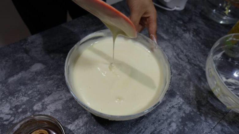 奶牛蛋糕卷(后蛋法),翻拌好的面糊