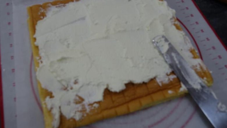 奶牛蛋糕卷(后蛋法),奶油和糖按照10:1的比例打发,一般28*28的蛋糕卷大概200克淡奶油就足够。打发好的淡奶油抹匀,靠近自己这一端的多一点奶油,不清楚的可以参照视频:http://m.youku.com/video/id_XNzQ3NTExMTg0.html?from=y1.7-2&source=%2Frecipe%2F100404754,我自己也是这样学会的啦!
