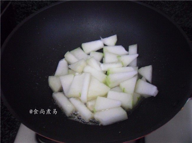 牛肉鸡蛋冬瓜汤,原锅继续烧热,倒入冬瓜煸炒片刻
