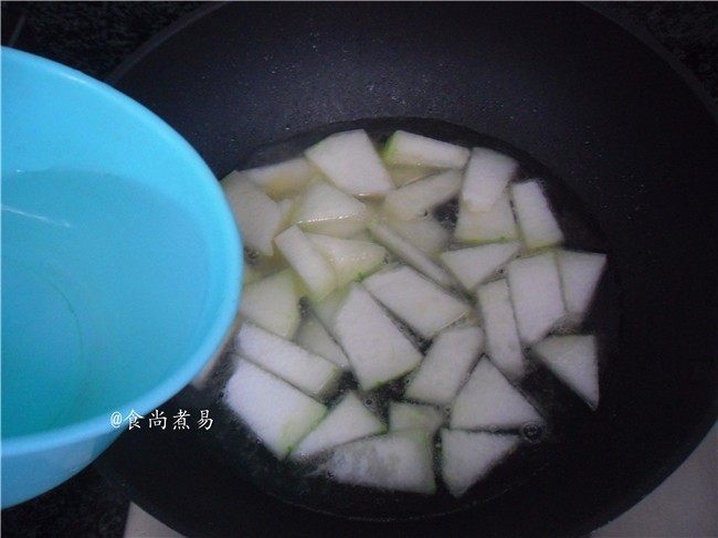 牛肉鸡蛋冬瓜汤,加入三碗清水