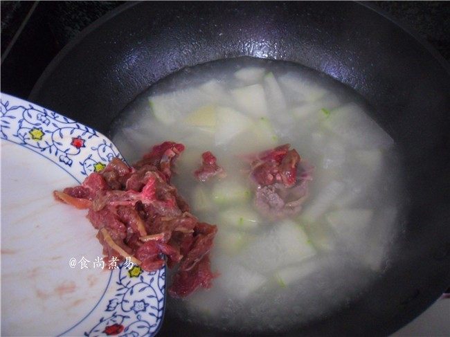 牛肉鸡蛋冬瓜汤,倒入腌制过的牛肉,保持大火煮2分钟