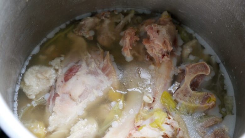 西红柿土豆浓汤,3.这是昨晚煮的肘子汤,待会就用这个高汤煮西红柿土豆浓汤。