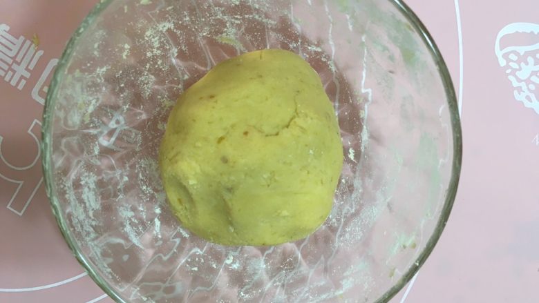 红薯芝麻球,用手揉成光滑的面团
