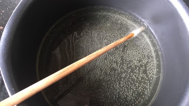 红薯芝麻球,锅里热油,筷子下去冒小泡说明火可以了,改中小火,要不容易焦