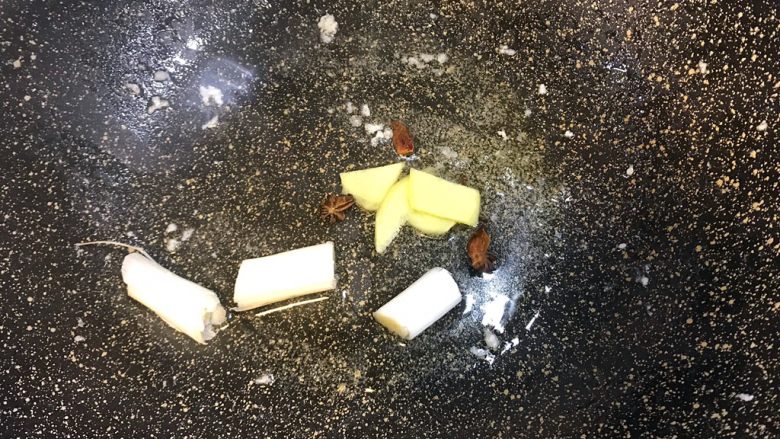西红柿瓠子滑虾仁,锅中留滑虾仁的油,放入葱姜八角煸炒出香味