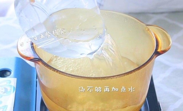 宝宝泥鳅粥,开始煮粥,如果汤不够再加点水。