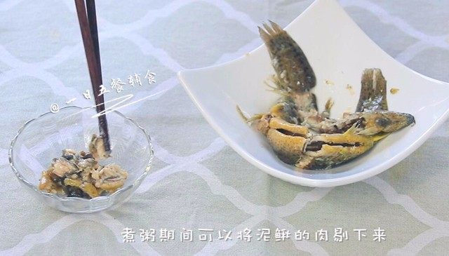 宝宝泥鳅粥,煮粥期间可以将泥鳅的肉踢下来。泥鳅背上无刺,腹部的刺很粗,很容易发现。踢下来的肉还不放心,手上套个保鲜膜,来回摸2遍!