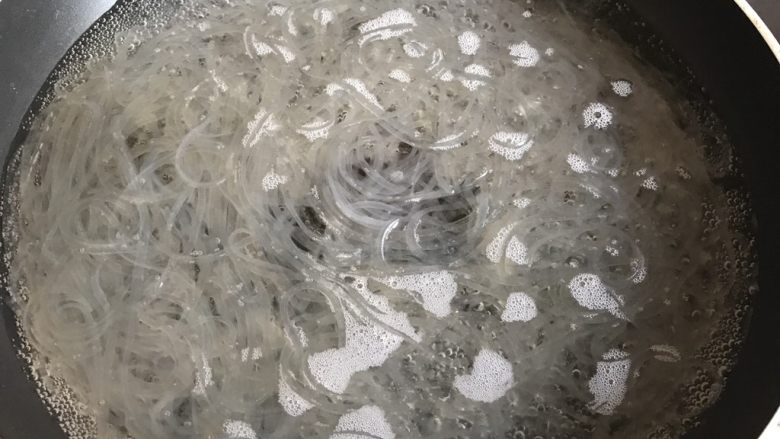 凉拌杂菜,锅中水烧开,加入粉丝煮熟