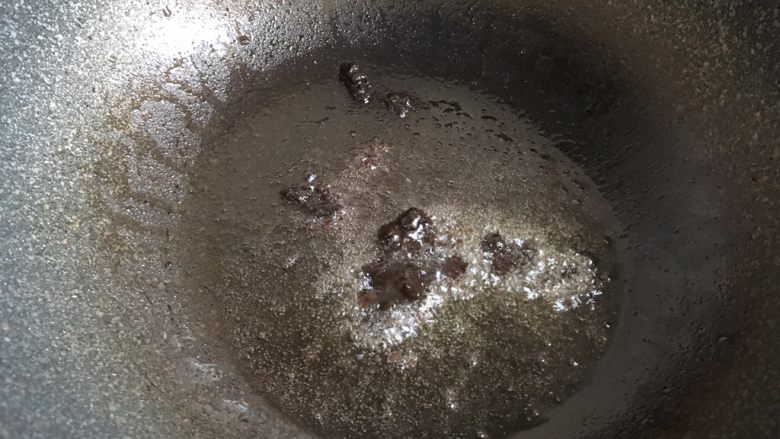 凉拌杂菜,锅底留油,加入一勺甜面酱翻炒