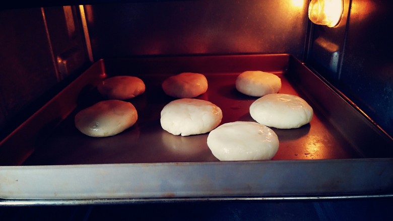 爆浆土豆肉饼,烤箱中层,200度°上下火,烤10分钟,然后翻面在烤10分钟。