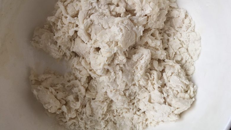 小鸡馒头(一次发酵),搅拌成棉絮状,揉成一个光滑的面团