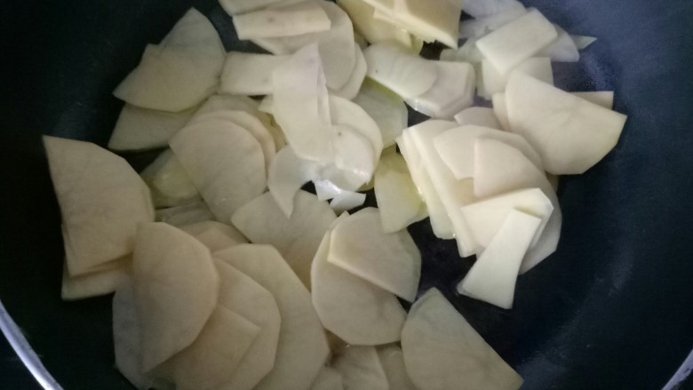 煎土豆片,油温到7分热时,放入切好的土豆片。