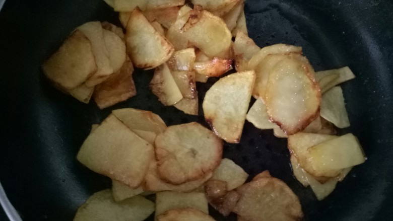 煎土豆片,煎好的土豆片。看起来就好香,吃起来更香。