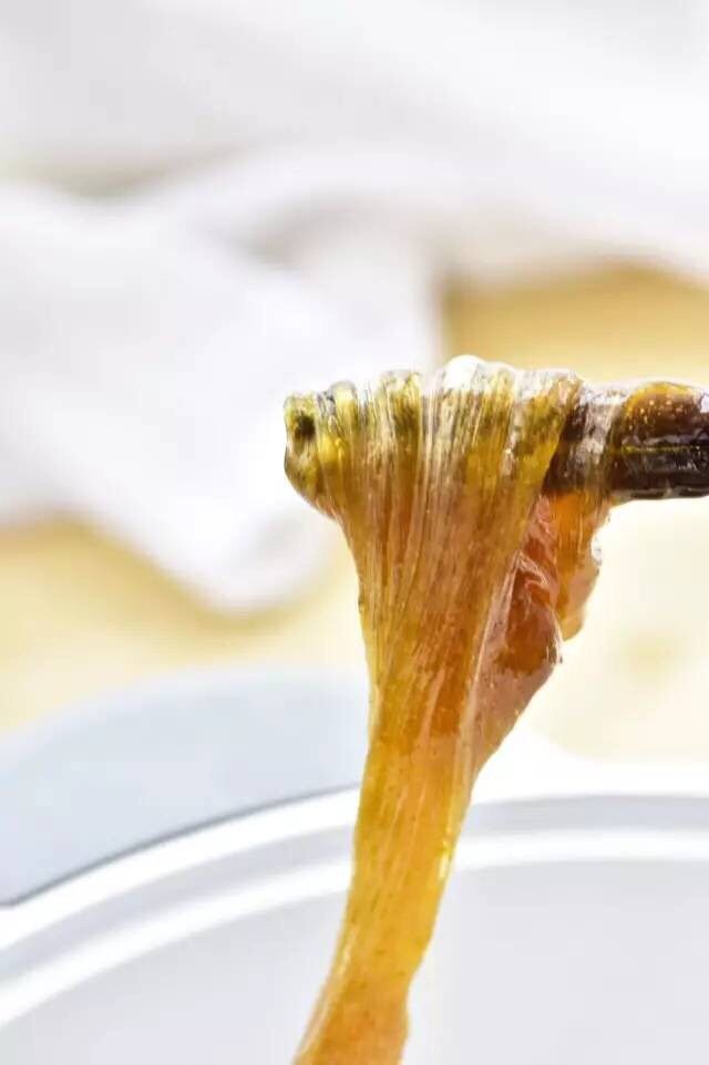 左三圈,右三圈——麦芽糖制作大图解,麦芽糖不仅可以直接食用,也可以做为糖类和其他东西一起制作各种小食糕点。譬如和芝麻一起做成芝麻糖,和山楂一起做成糖葫芦等等。实在是居家旅行的必备糖点。