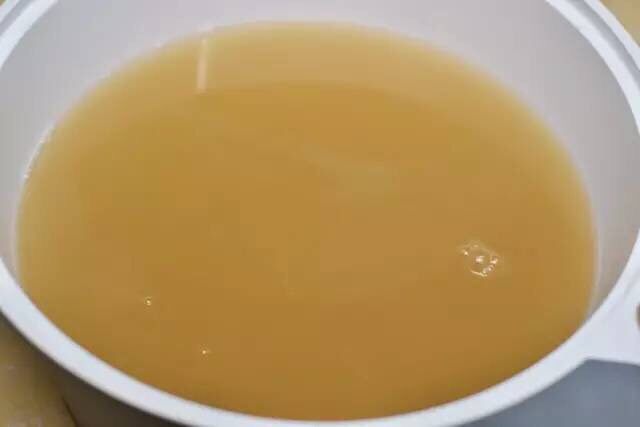 左三圈,右三圈——麦芽糖制作大图解,过滤好的水,放过锅内,加热,熬稠。
