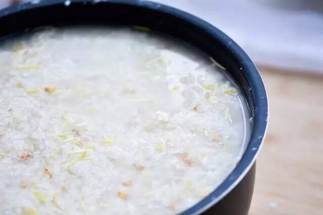 左三圈,右三圈——麦芽糖制作大图解,加水没过糯米。电饭锅选择保温,保温6-8小时。发酵。