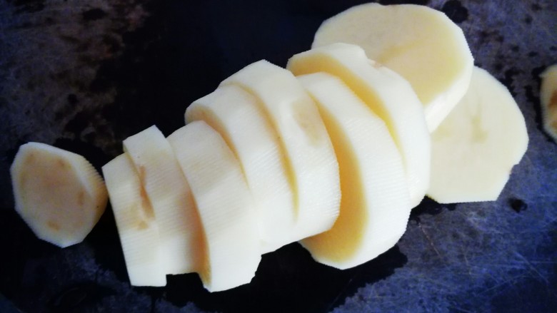 豆豉烤鱼,土豆切厚块,并改成狼牙条。