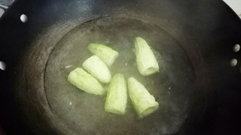 苦瓜南瓜圈,锅中加水,烧开,放入苦瓜淖水