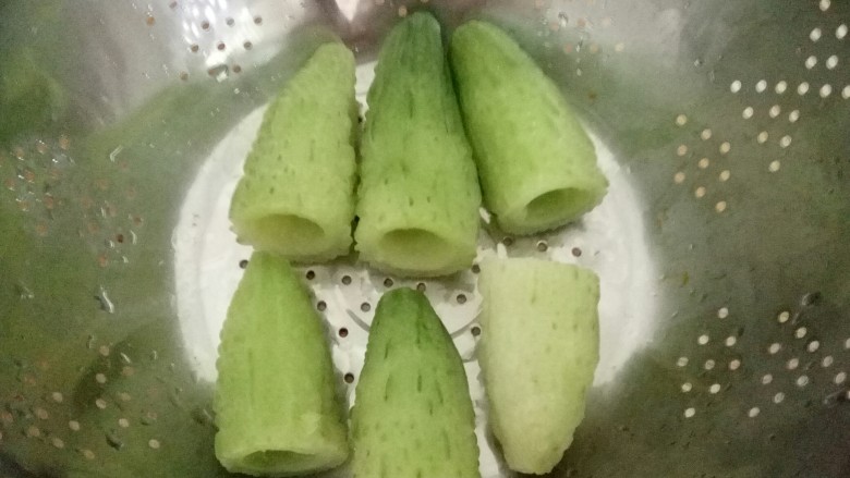 苦瓜南瓜圈,一两分钟后取出,立马冲凉,沥干水分