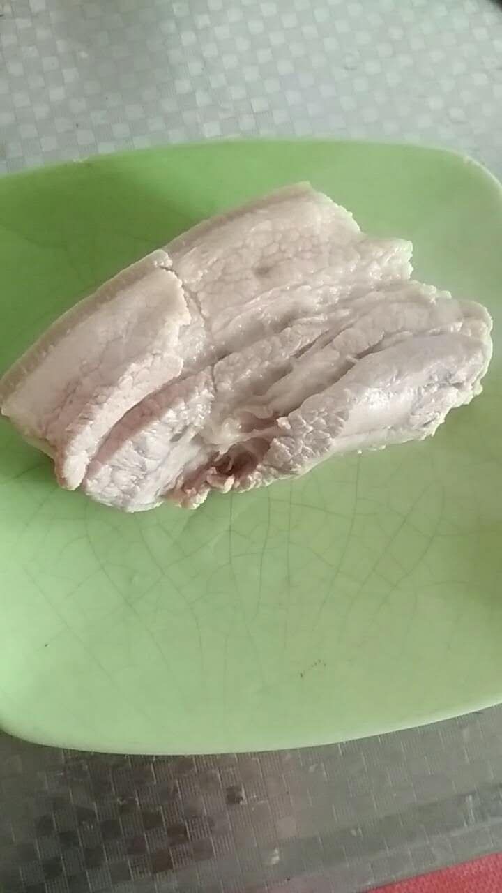 家常焖红肉,捞出切厚片,一般都要过油炸,咱们这种方法简单,不用过油