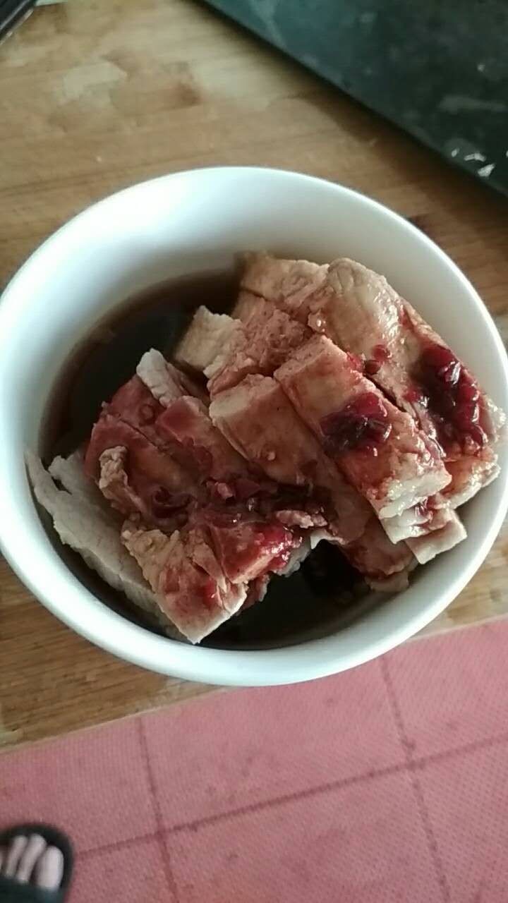 家常焖红肉,料不用多,酱油南乳汁,少许糖鸡精,记住不用放盐,咸味差不多放够