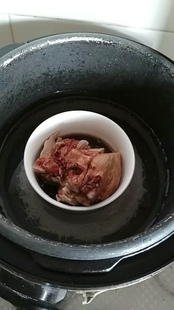 家常焖红肉,放高压锅里压两个半小时,静待美味出炉啦
