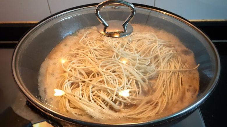 香辣焖面,加适量水,没过菜,但不要没过面条。烧开加盖,转小火。