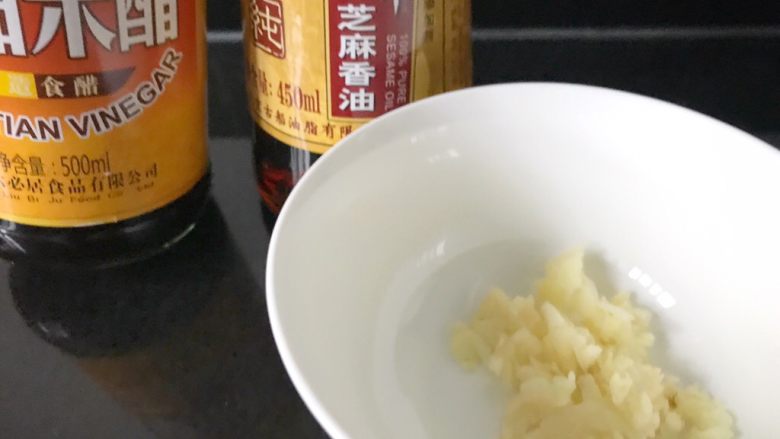香辣焖面,蒜拍碎切成蒜泥,加盐,糖,生抽,一丢丢老抽上色,几滴醋,几滴香油。制成碗汁。