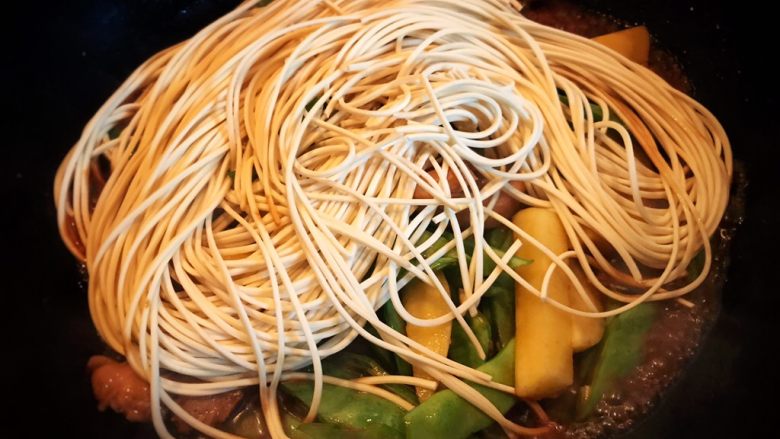 香辣焖面,面条均匀码放在菜上面。
我这个不均匀,要拍照忙不过来。