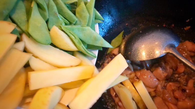 香辣焖面,鸡腿肉变色,即可放入扁豆土豆,翻炒均匀。