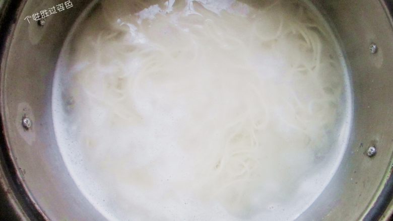 酱香肉丝拌面,开一锅水,水开后加一点点盐,下面条