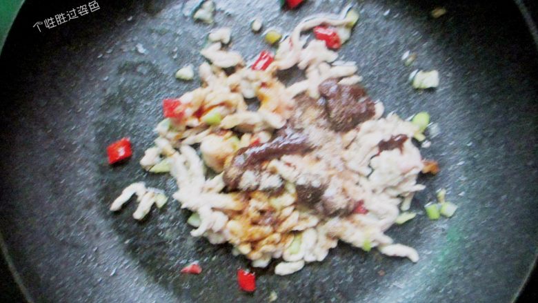 酱香肉丝拌面,下肉丝滑散,加入3勺甜面酱炒匀