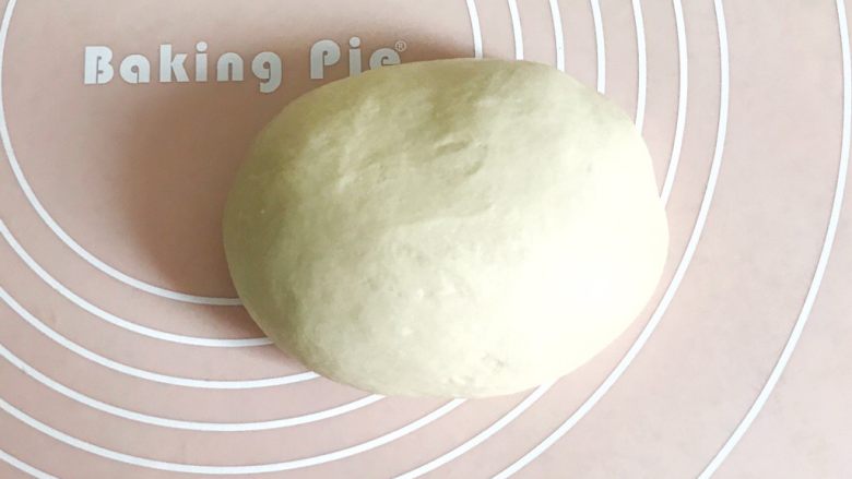 垂涎欲滴的红豆小餐包(一次性发酵),搅打好后的面团,在案板上再摔打几下,使得面团更加均匀