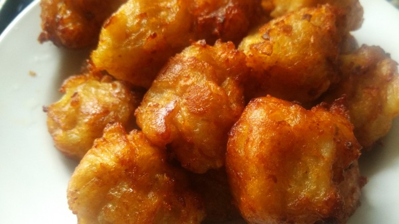 鸡肉土豆丸,锅内倒油,油八成热时将土豆泥搓成丸炸至金黄即可